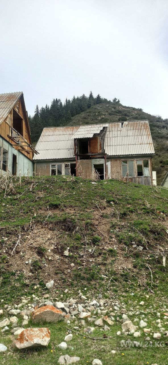 Туристическая база в долине Кырчын прогнивает