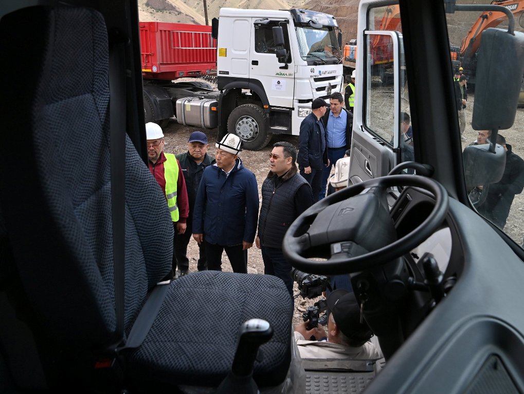 Госпредприятию «Кыргызкомур» передали технику на 245 миллионов сомов