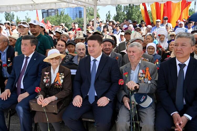 На митинг-реквием пришел экс-президент Сооронбай Жээнбеков