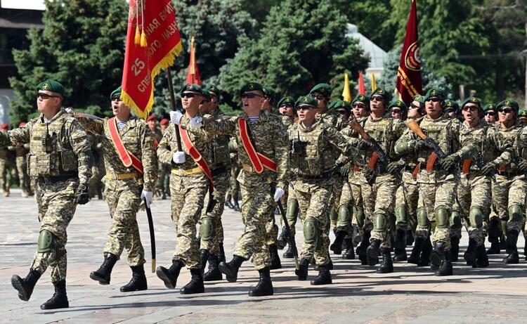 Торжественный марш военнослужащих Бишкекского гарнизона