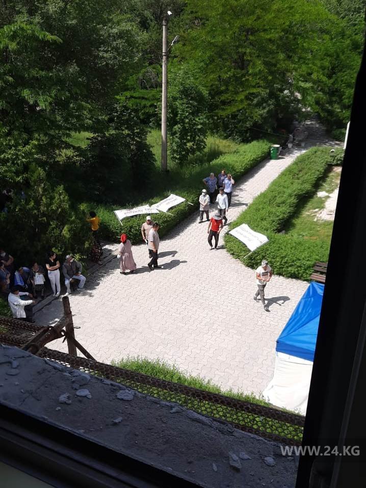 Акция протеста возле Госпиталя микрохирургии глаза