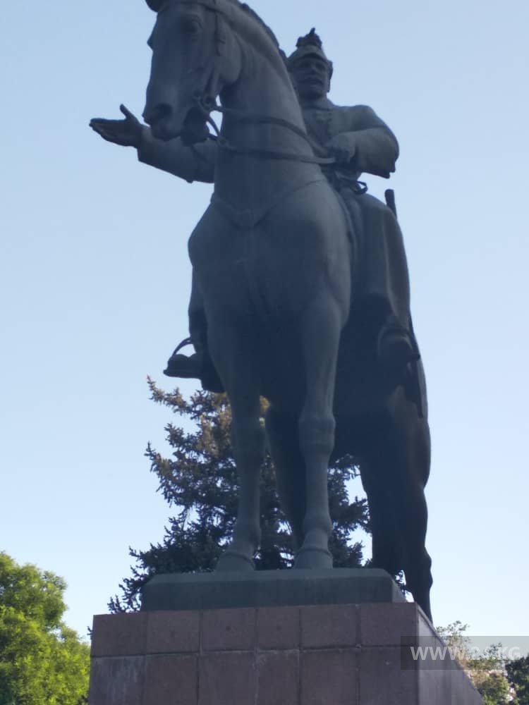 Памятник Михаилу Фрунзе в Бишкеке