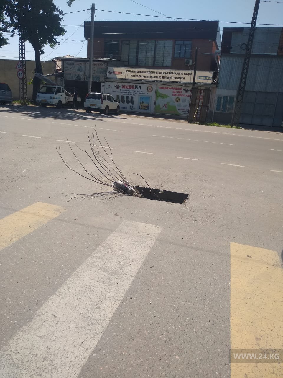 Яма на проезжей части