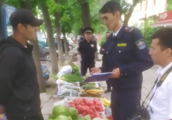 В столице убирают с улиц продавцов овощей и фруктов
