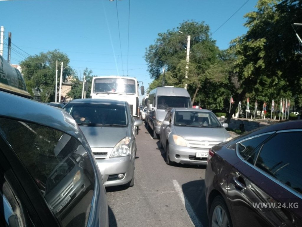 Дорожный затор на улице Ахунбаева