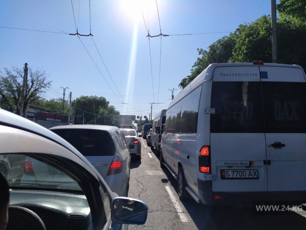 Дорожный затор на улице Ахунбаева