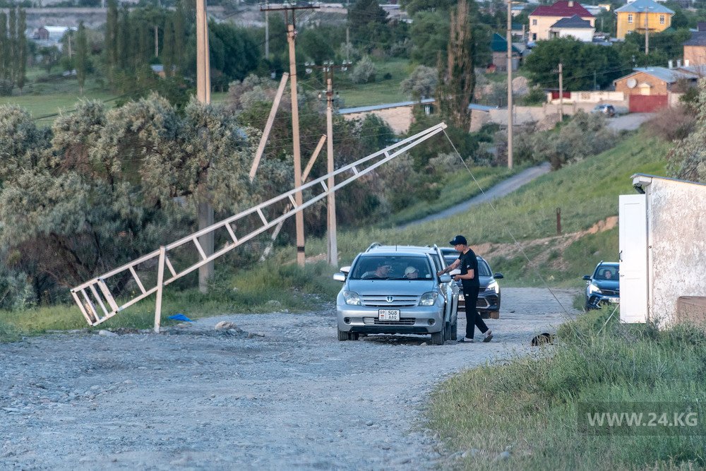 Перед въездом на гору Боз-Болток, где расположен флагшток, установили шлагбаум