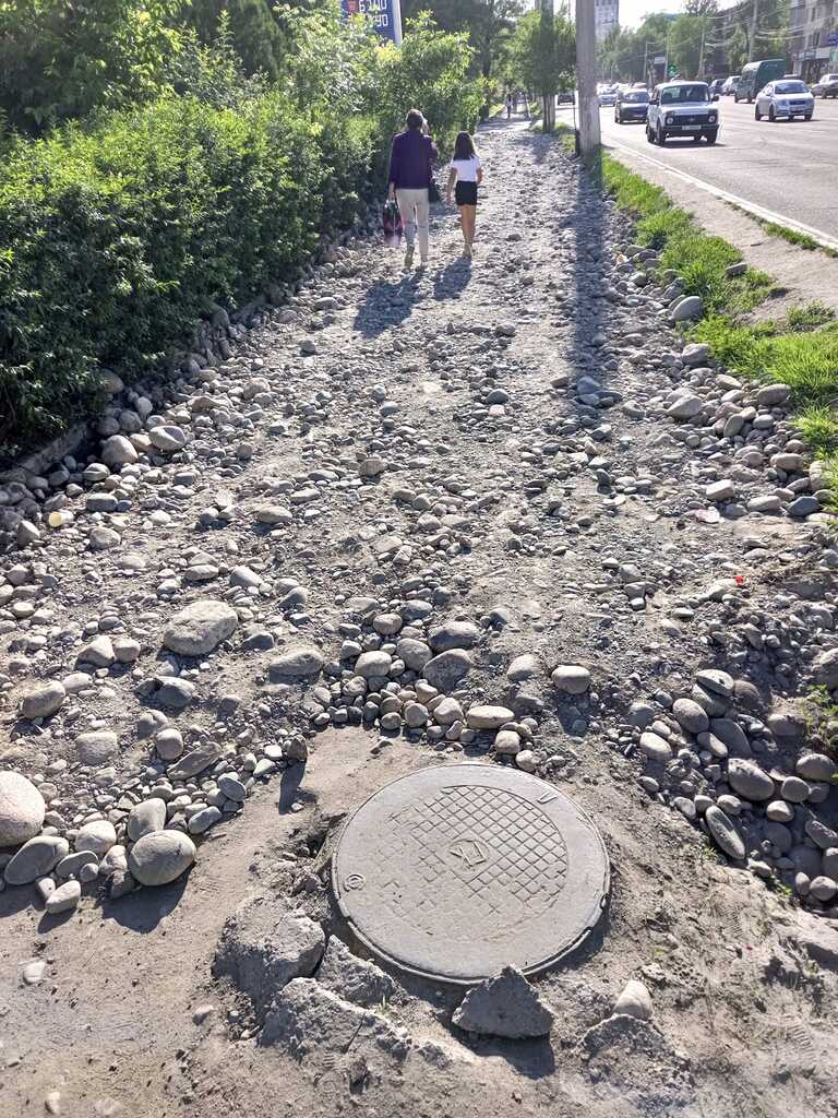Горожане жалуются на состояние тротуара возле парка Ататюрка