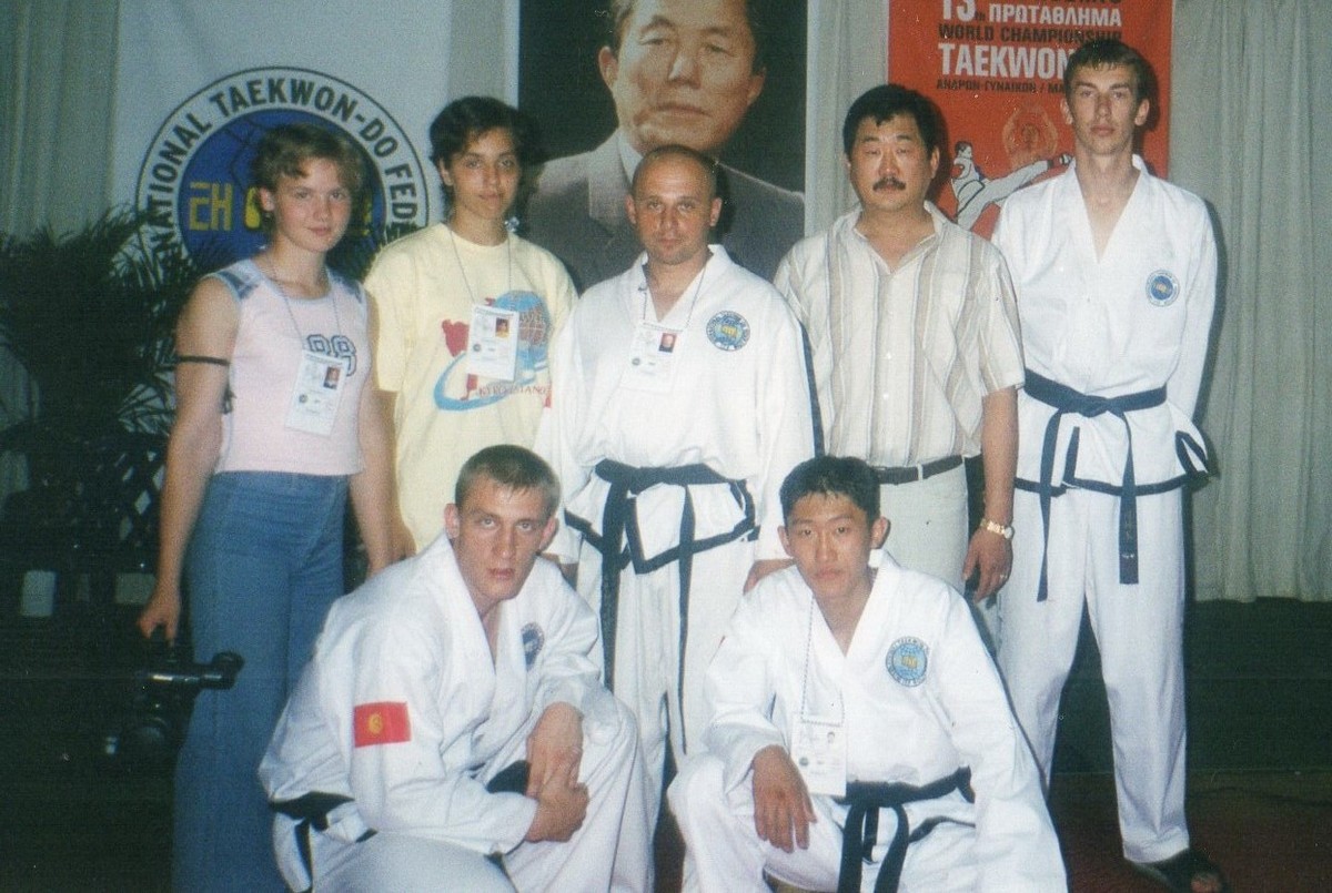 Архив С.Фаустова. С.Фаустов на чемпионате мира-2003 в Греции (в верхнем ряду сестры Шевченко с тренером П.Федотовым)