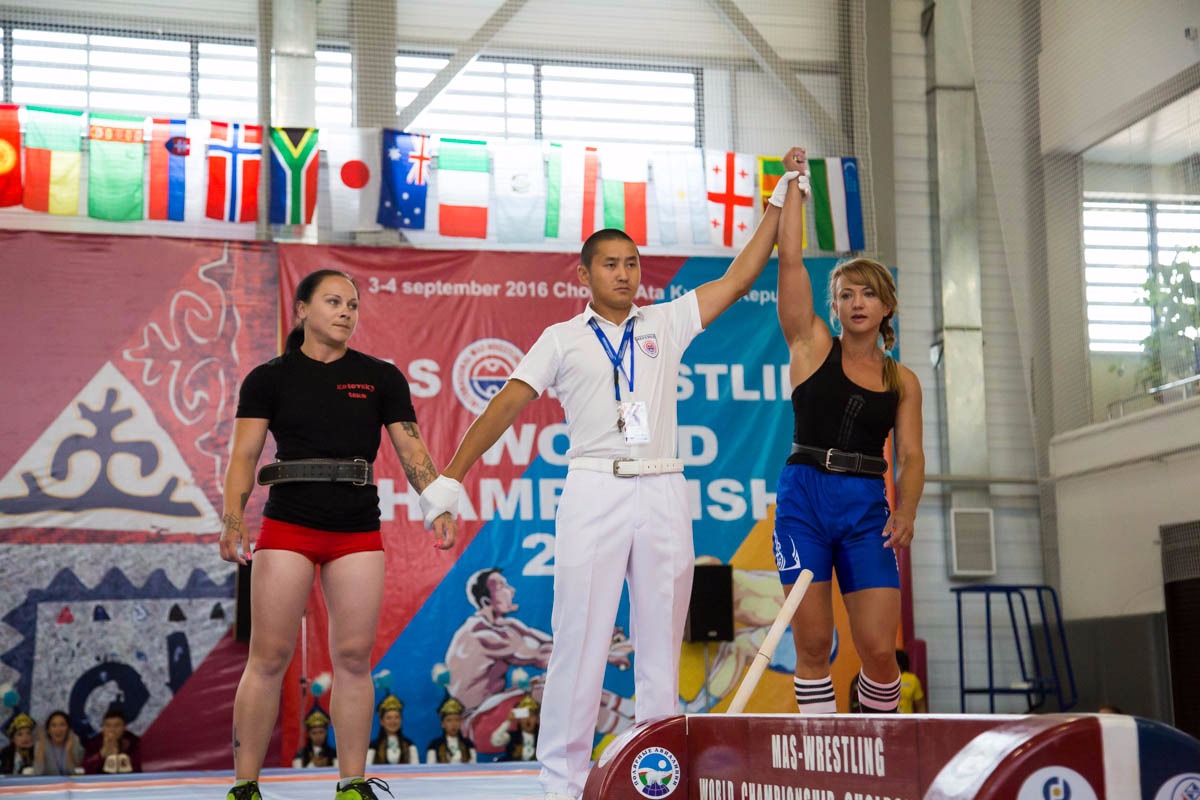 Архив Л.Малеевой. Любовь Малеева выигрывает схватку на чемпионате мира по мас-рестлингу в рамках II Всемирных игр кочевников. Чолпон-Ата, 2016 г.