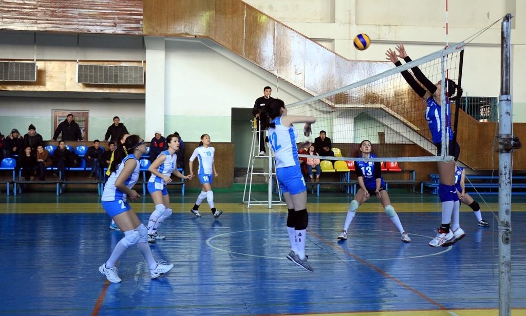 Матч в рамках первого тура чемпионата Кыргызстана среди женщин по волейболу