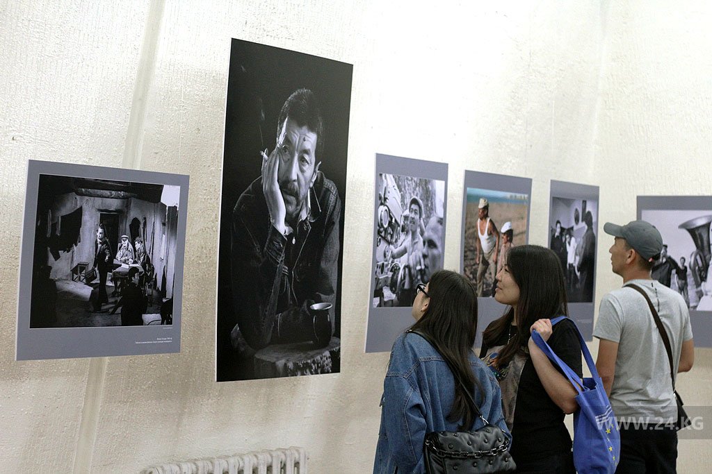 Фотовыставка, посвященная 80-летию Геннадия Базарова