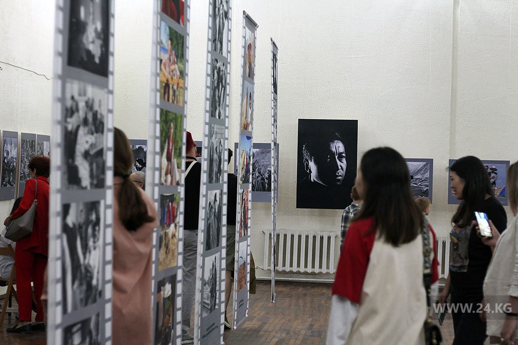 Фотовыставка, посвященная 80-летию Геннадия Базарова