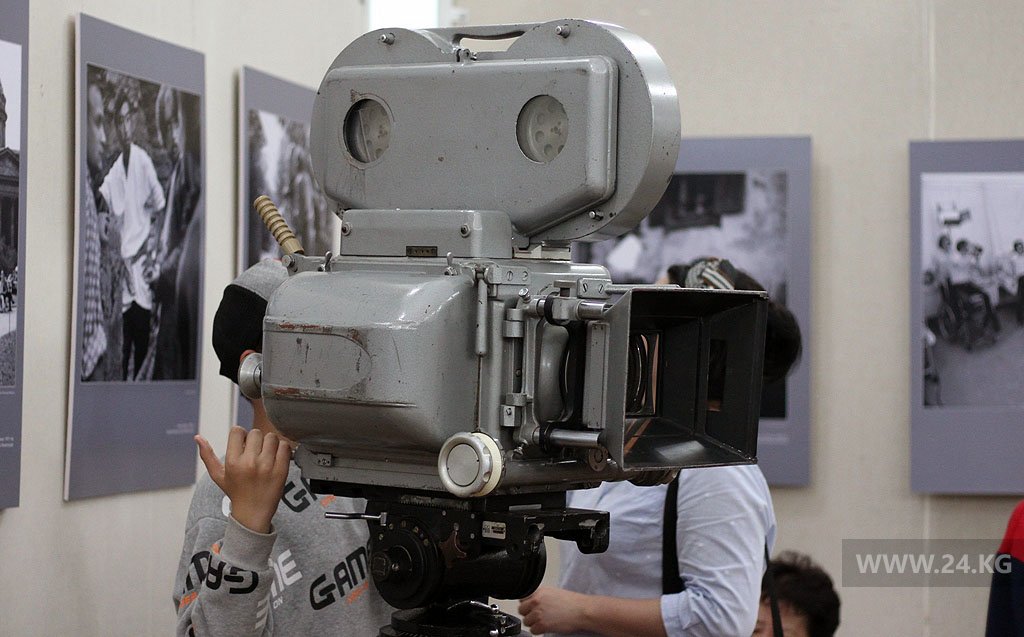 Фотовыставка, посвященная 80-летию Геннадия Базарова