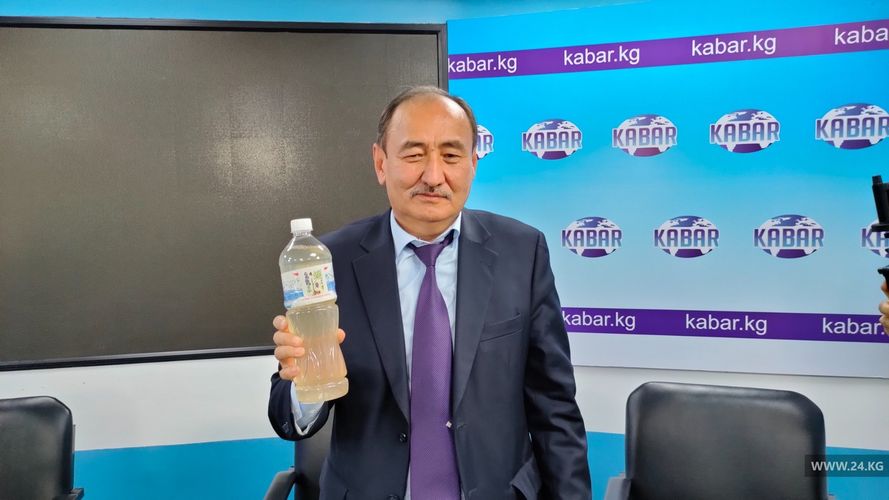 Алымкадыр Бейшеналиев с бутылкой отвара аконита