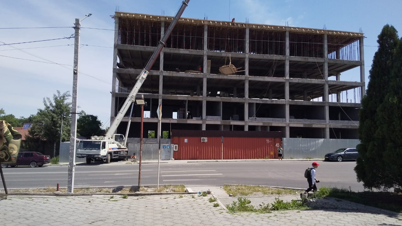 Незаконная стройка на улице Каралаева в Бишкеке