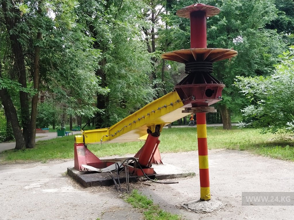 Заброшенный аттракцион в парке имени Ататюрка
