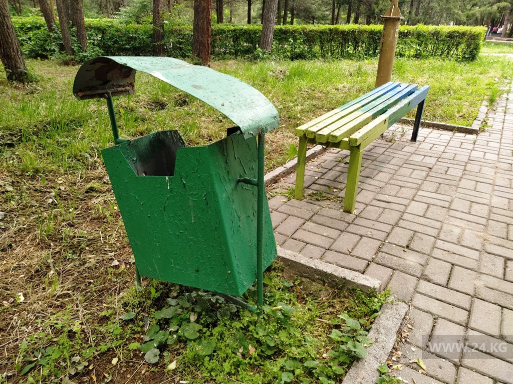 В парке имени Ататюрка нет ни одной целой урны для мусора
