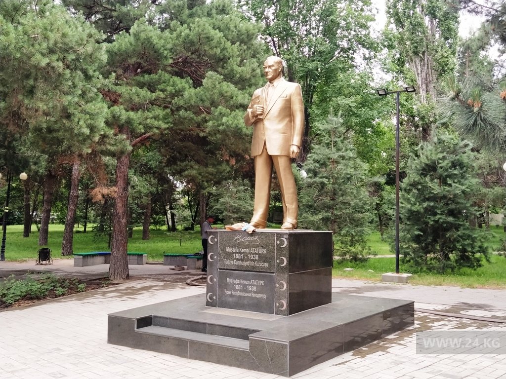 Памятник Мустафе Кемалю Ататюрку