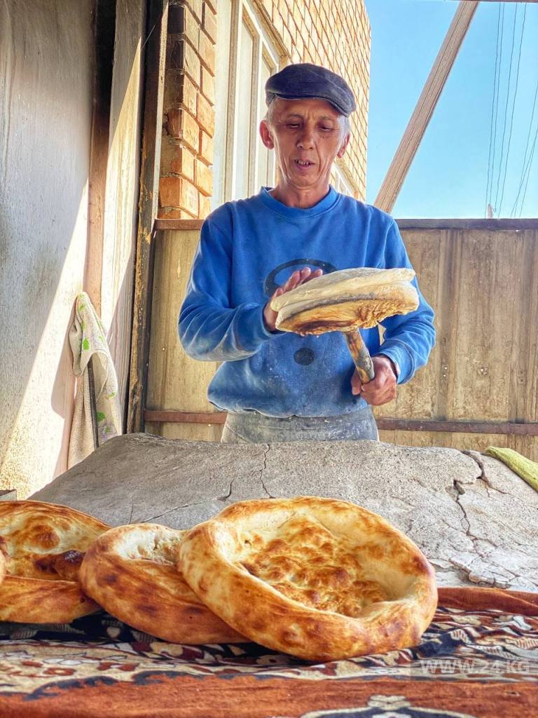 Дорога на Иссык-Куль. Зелень, маки, горячие лепешки