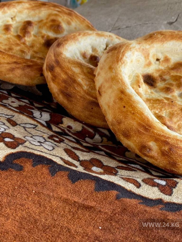 Дорога на Иссык-Куль. Зелень, маки, горячие лепешки
