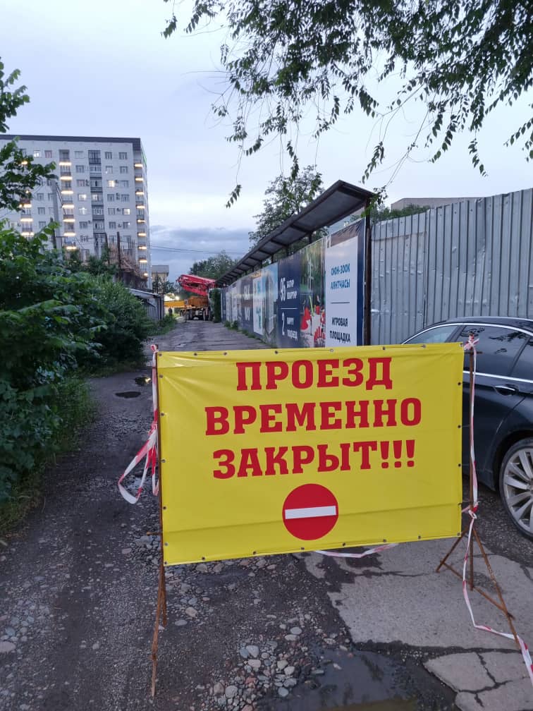 В Бишкеке строительная компания регулярно перекрывает дорогу