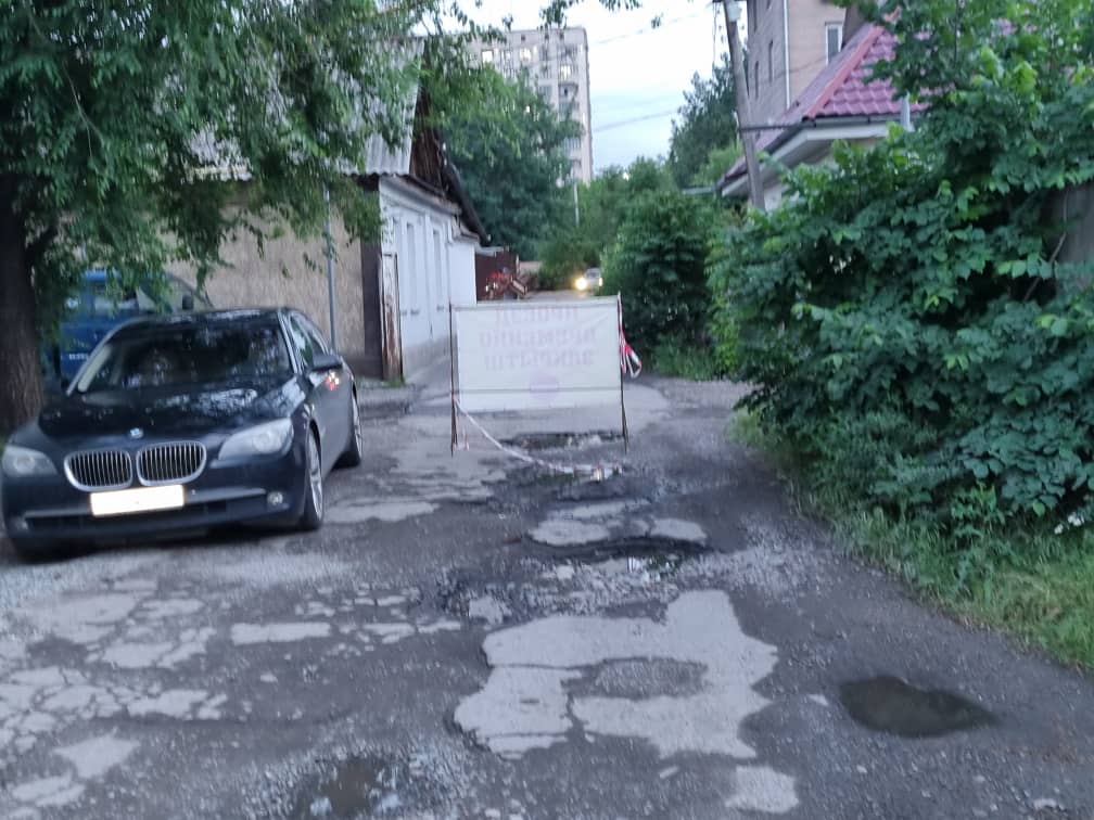В Бишкеке строительная компания регулярно перекрывает дорогу