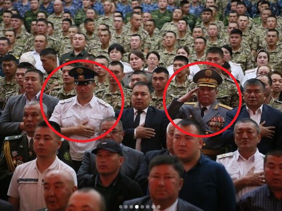 Сотрудник ГКНБ (слева) и командующий ЮЗОРК (справа) нарушили устав