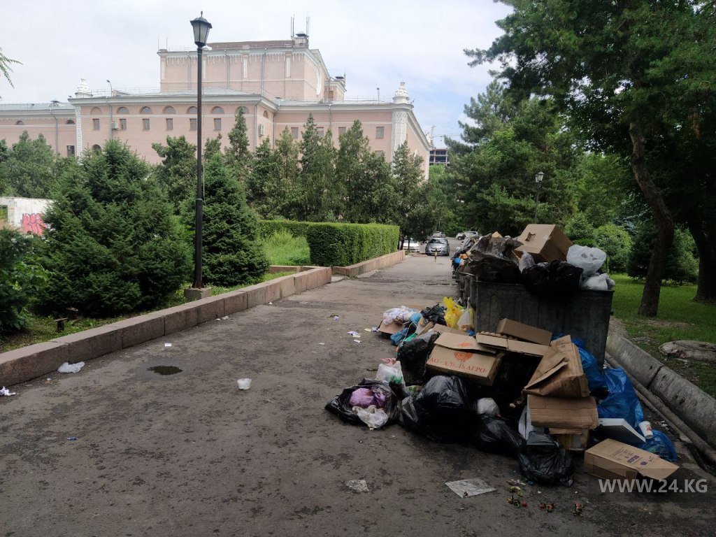 Контейнеры для мусора на аллее Театрального сквера в Бишкеке