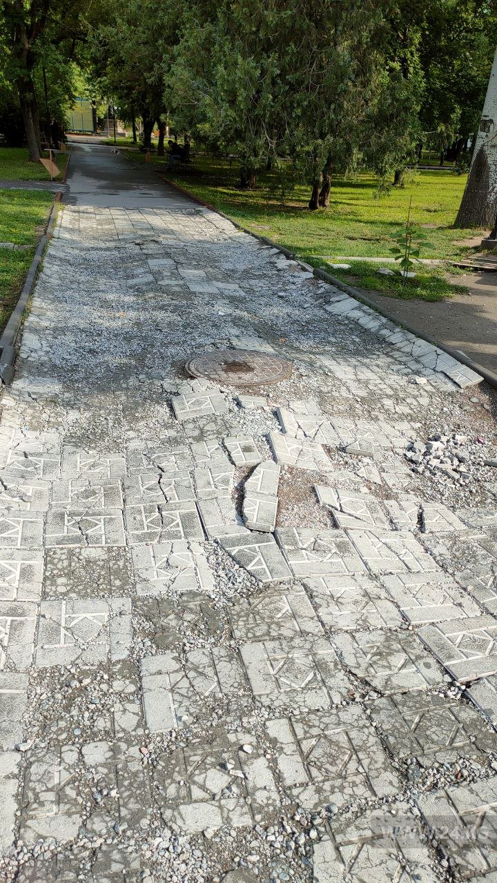 В Бишкеке в сквере «Театральный» разломалась пешеходная дорога