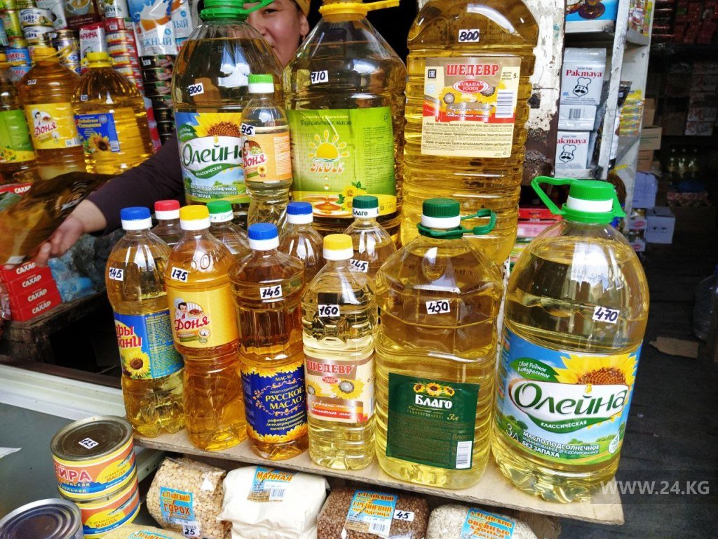 Ассортимент растительного масла на Ошском рынке в Бишкеке