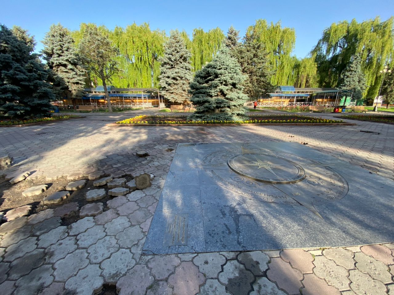 В Бишкеке в центре брусчатку заменили, а «нулевой километр» оставили разбитым