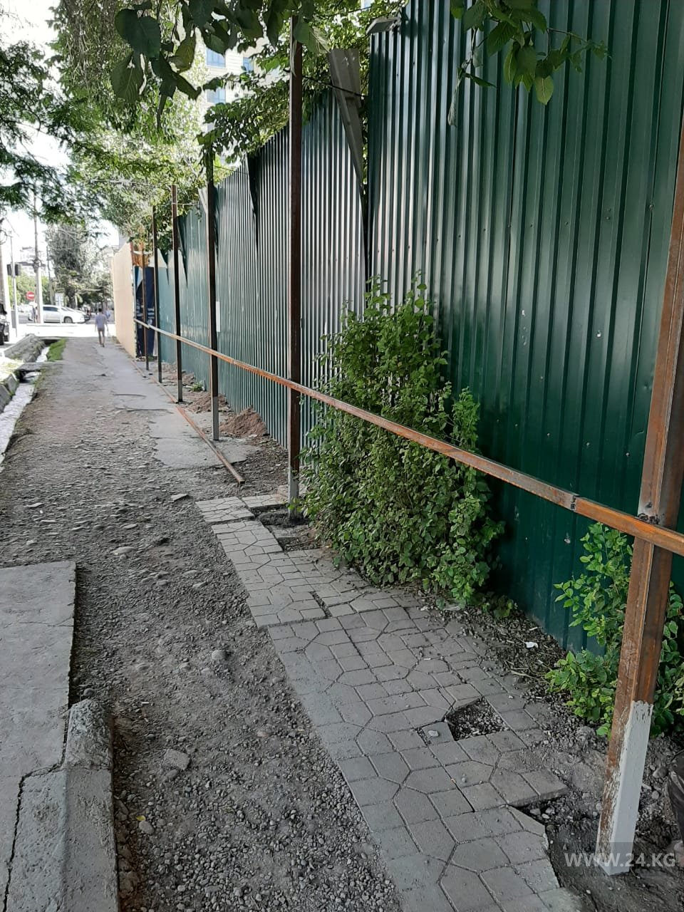Тротуар на улице Исанова