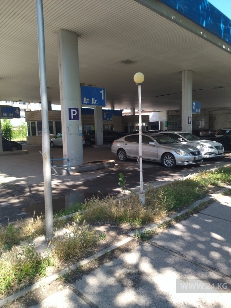 Парковка на заправке