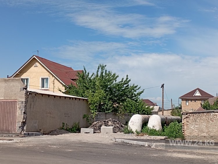 На улице Шералиева пришлось переносить трубы теплосети и сносить гаражи