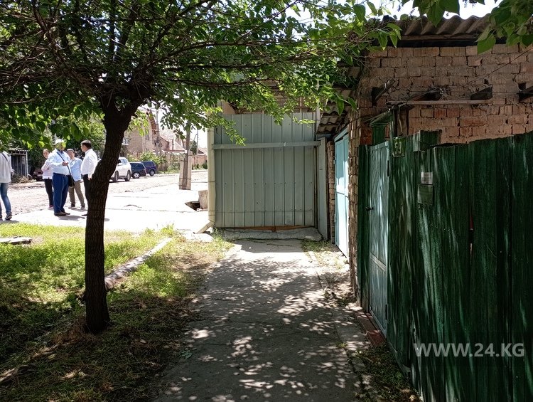 На улице Шукурова сохранились участки старого тротуара. Там, где жители не выдвинули заборы