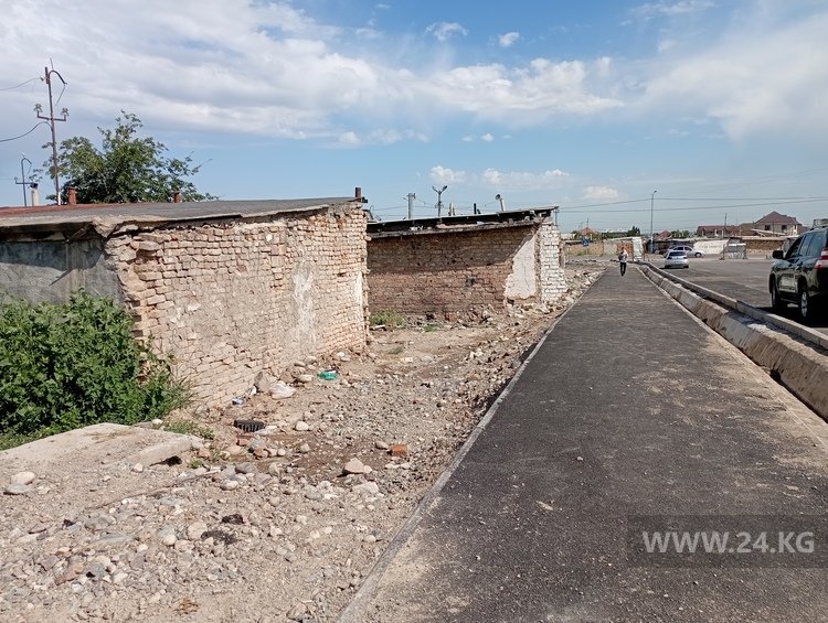На улице Шералиева пришлось переносить трубы теплосети и сносить гаражи