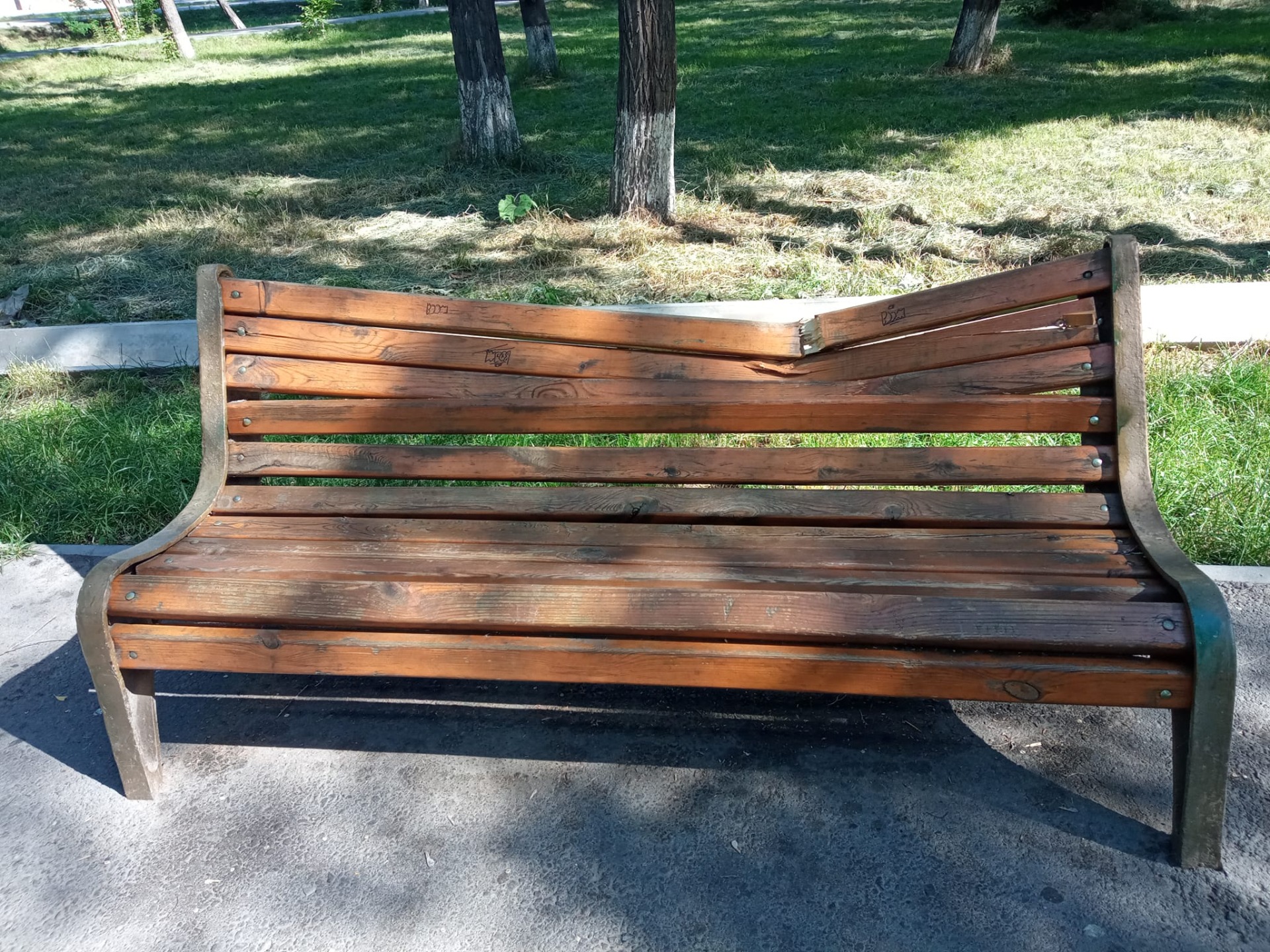 Разбитые скамейки в парке Тулебердиева