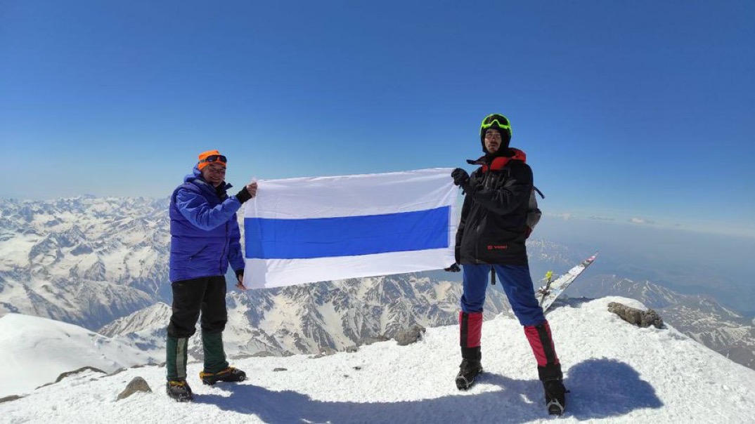 Альпинисты подняли флаг на Эльбрус