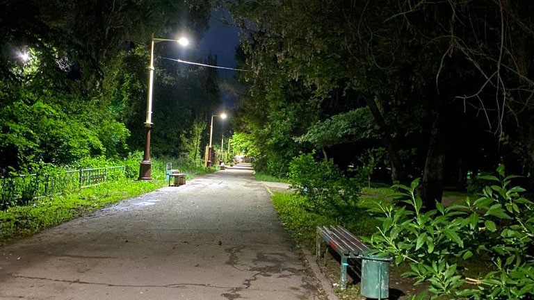 В столице рабочие обновили освещение в парке Ататюрка