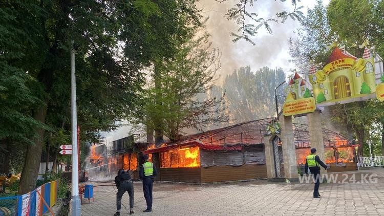 Так сгорело кафе в парке Панфилова