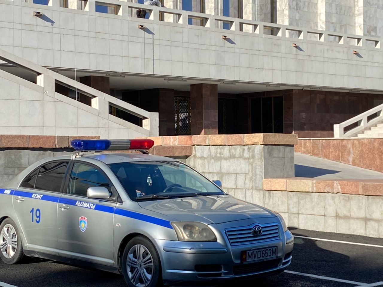 В Бишкеке сотрудники милиции спали в машине во время несения службы