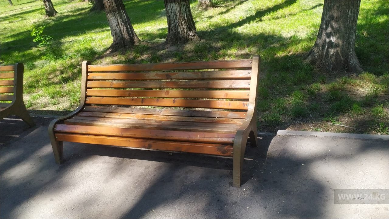 Одна из восстановленных скамеек в парке Тулебердиева
