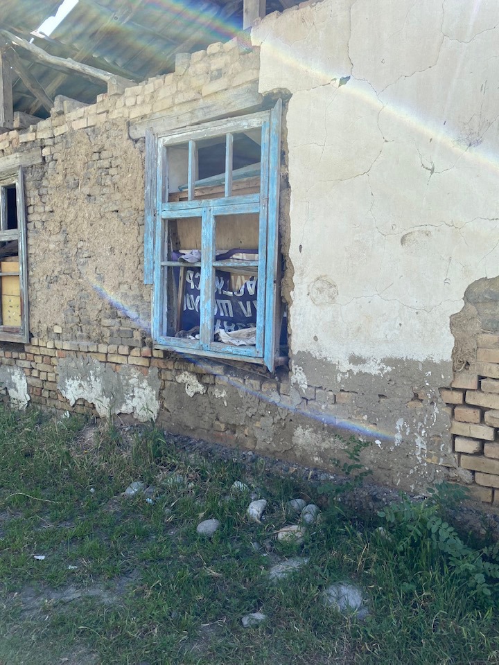 Аварийная школа в селе Арал