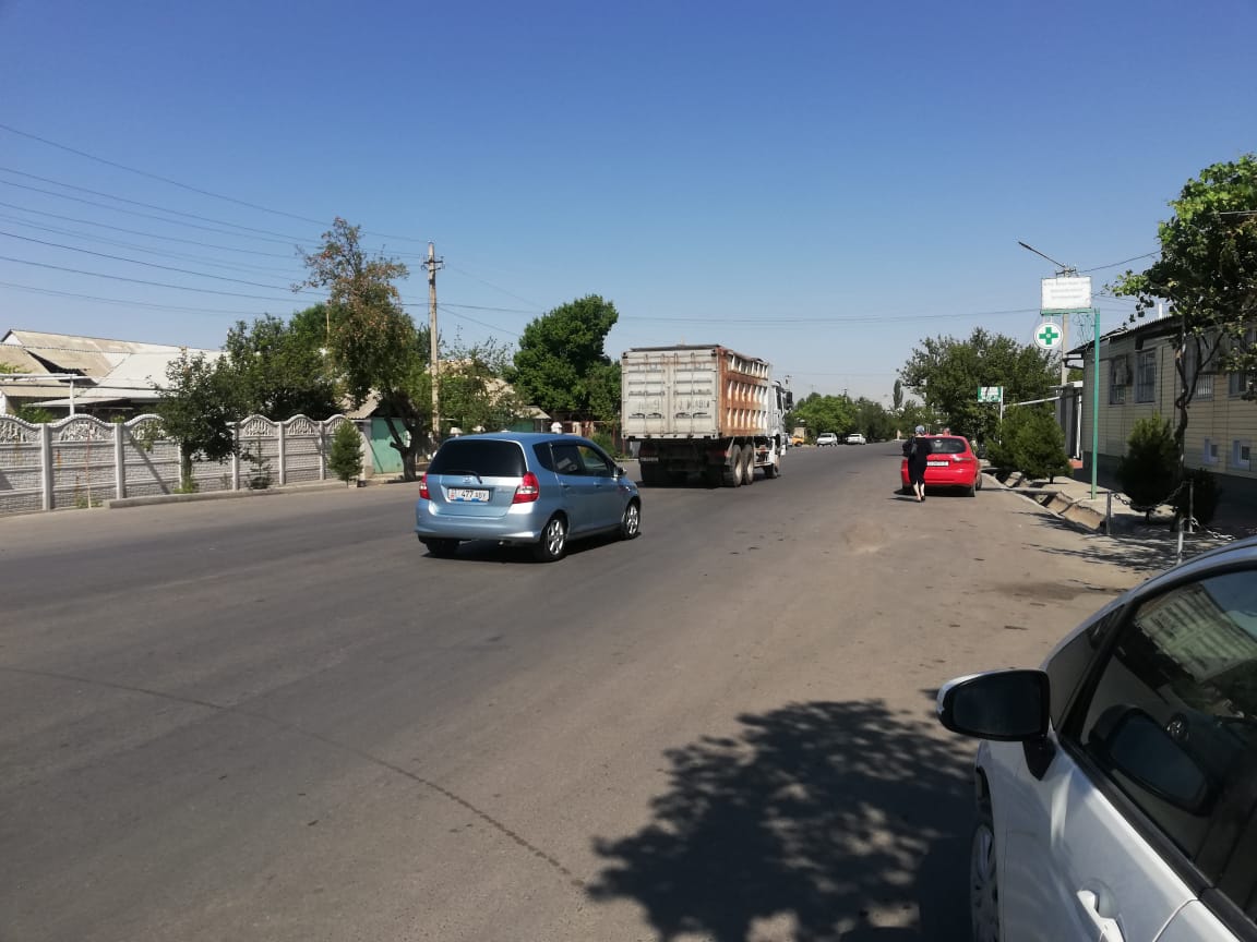 В Кызыл-Кие по дорогам разъезжают большегрузные машины