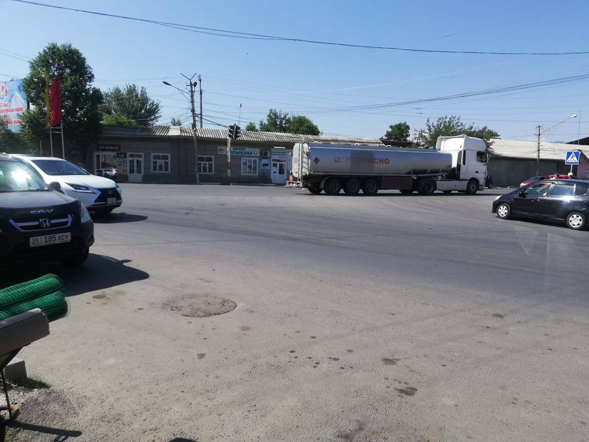 В Кызыл-Кие по дорогам разъезжают большегрузные машины