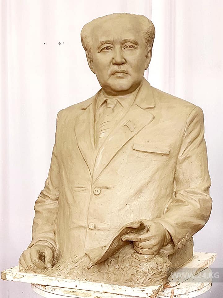 Скульптура Мухтара Ауэзова