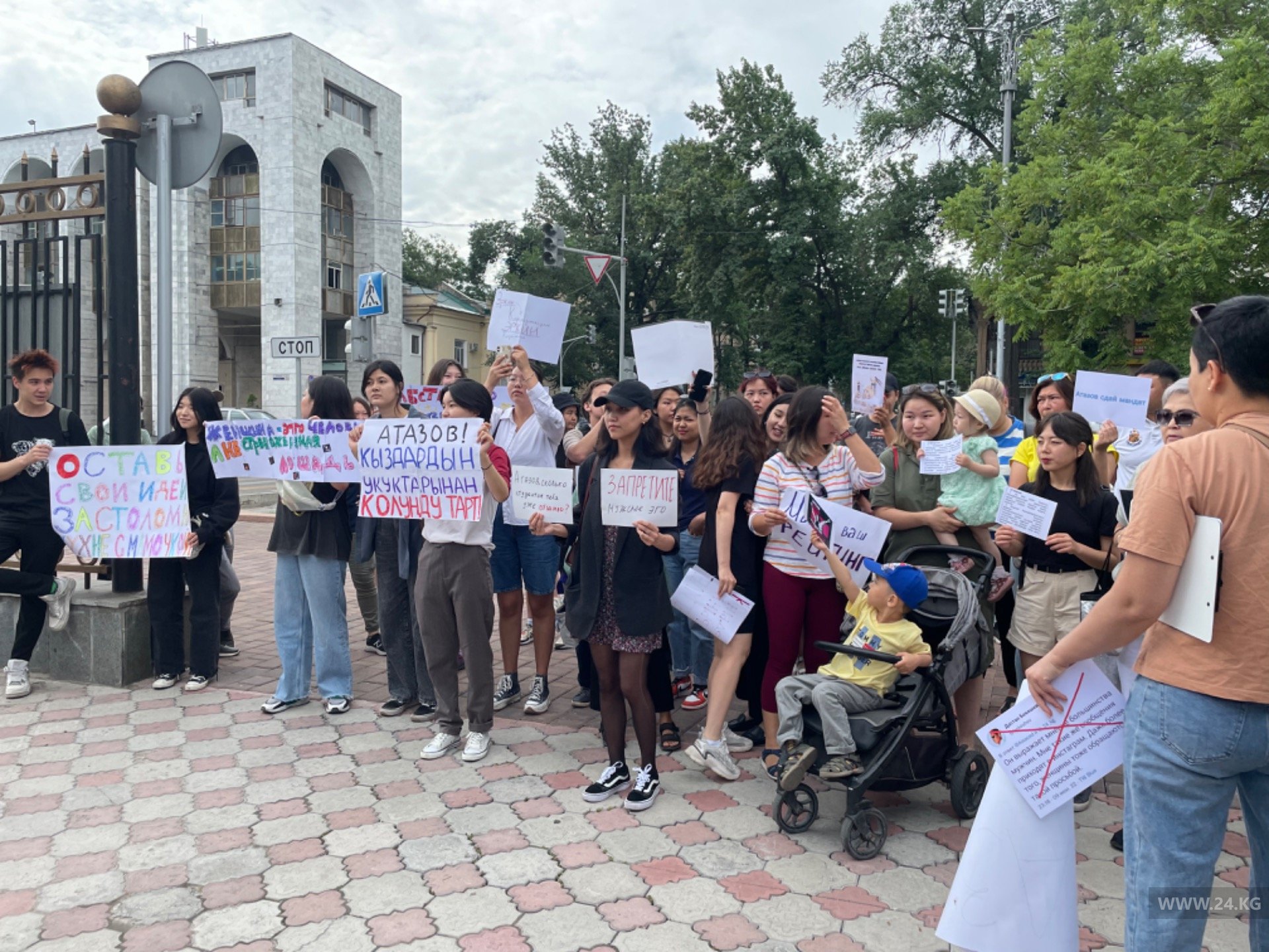 Акция у здания Жогорку Кенеша