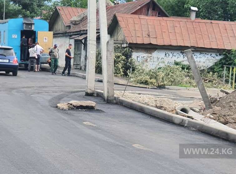 Столб на проезжей части