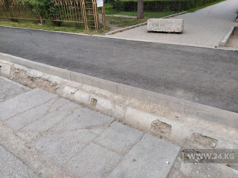 Тротуар на улице Ахунбаева в Бишкеке